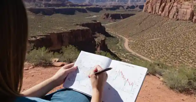 ChatGPT: Person on the left side sketching an Arizonian landscape; Person on right analyzing a graph showing population data for Anthem. The text Datas demográficas y perfil de los residentes is positioned at the top of Anthem, Arizona map.
