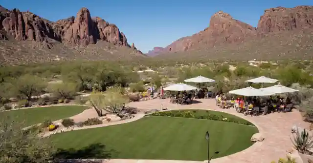 Arcadia en Phoenix, Arizona ofrece una visita atractiva por sus numerosas atracciones y características únicas. Con su ubicación privilegiada entre montañas Camelback y centro de Phoenix, los visitantes tienen acceso fácil a hermosas vistas panorámicas y al serenudo ambiente tranquilo. Los amantes de la comida disfrutarán del caleidoscopio gastronómico y del entretenimiento local que ofrece Arcadia. Ampliando sus horizontes, las escuelas en Arcadia destacan por su excelencia académica y el desarrollo individual del estudiante. Además de la gastronomía y los puntos educativos, la arquitectura única e histórica de las casas en la zona y una gran cantidad de espacios recreativos naturales hacen que Arcadia sea un lugar perfecto para aquellos buscando una combinación de vida urbana con acceso a eventos comunitarios locales. En conclusión, Arcadia se presenta como un destino turístico tentador en Phoenix. Desde su excelente escena gastronómica hasta sus hermosas vistas y atención comunitaria única, todo lo que el viajero desee encuentra Aquí. La combinación de cultura, naturaleza y camaradería hace de Arcadia una experiencia memorable.
