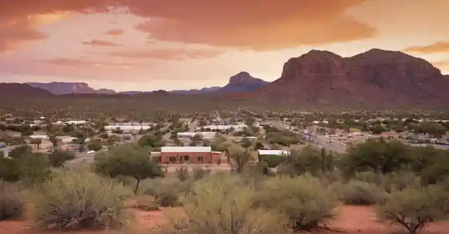 Comparative illustration displaying pros and cons about living in Chander, Arizona.