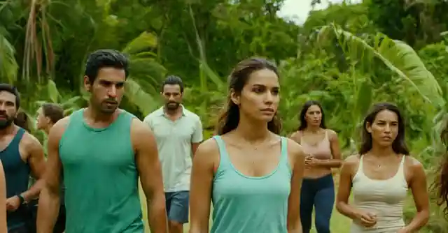 A vibrant, diverse group of people enjo cuedora de una zona verde y recreativos al aire libre.