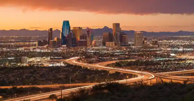 Comparison infographic depicting job growth rates in Austin and Phoenix with key factors such as economy and lifestyle.