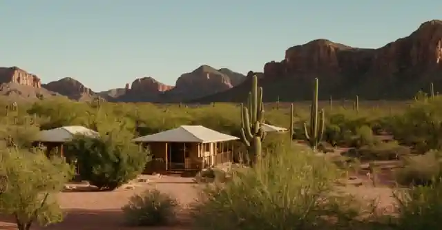 Paisaje desértico de Carefree, Arizona con cabañas y condominios.