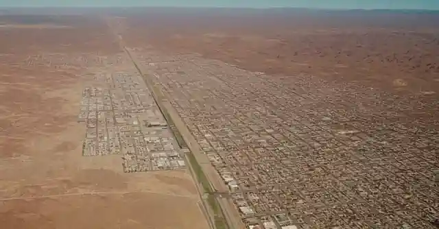 A map between Chicago and Phoenix showcasing distance, travel cost comparisons, and key differences.