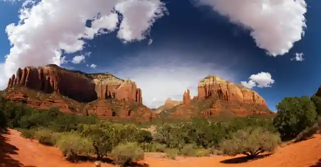 Panorámico del Parque Picnic Luna creciente en Sedona capturando la belleza natural y vibrantes tonos ocres.