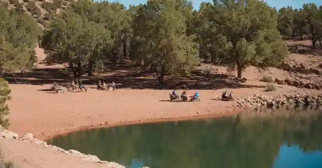 Sketches depicting outdoor activities at Ubicación y Acceso de Explora Fool Hollow Lake in Show Low.