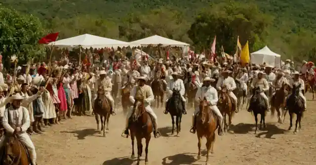 Rebozado en celebración ecuestre, eventos folclóricos y artesanías representativas en un paisaje rico en historia cultural.