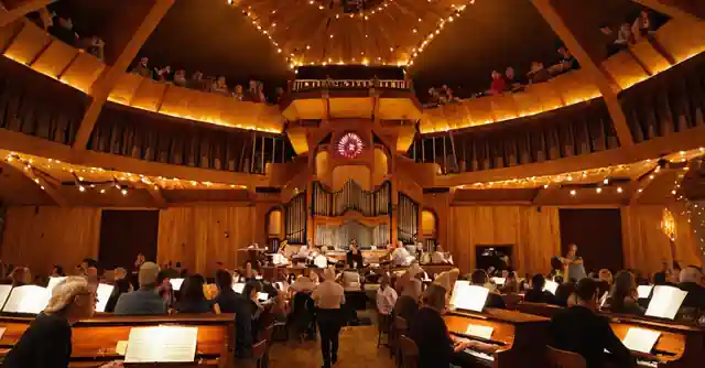Saxofón tocando en el pizzería Organ Stop. Un ambiente acogedor y vibrante con música en directo mientras los comensales disfrutan de su cena favorita.
