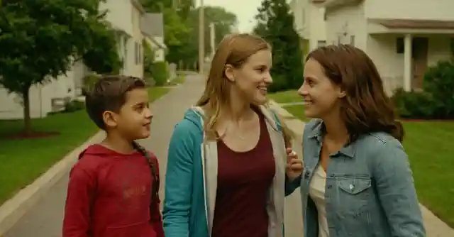 Family happily exploring various neighborhoods in Scottsˈtɛldas popular districts.