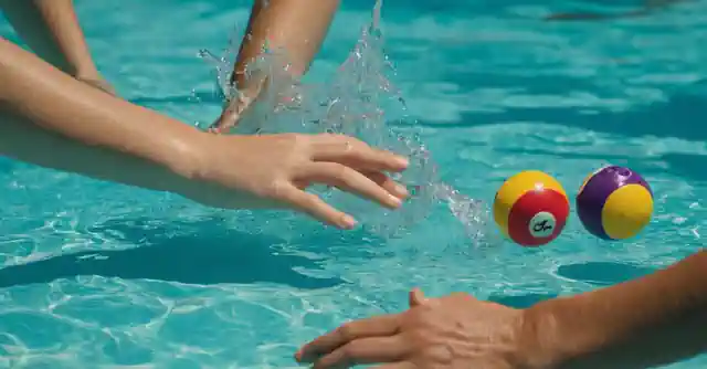 Familias disfrutando juntas del equipo y el juego al mismo tiempo, mejorando su físico mientras se divierten jugando Skip N Hole.