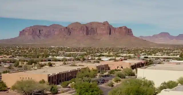Panorama urbano con edificios típicos en el fondo representando el entorno histórico y cultural vibrante que se encuentra en Peoria, Arizona.