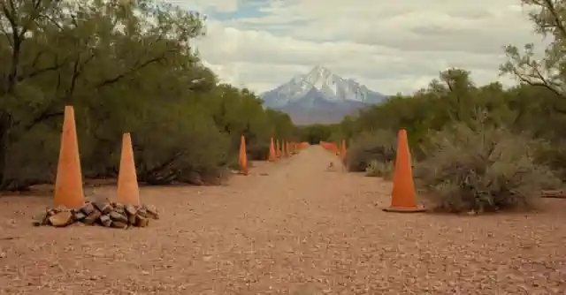 Comparison chart comparing advantages (pros) like warm climate, low cost of living in Texas and Arizona to disadvantages (cones) such as scorching summers or extreme winter weather.