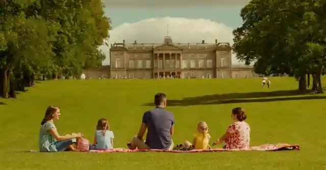 A family enjoying various activities outdo cuesta palacio ciennes en phoenix (park) during the day.